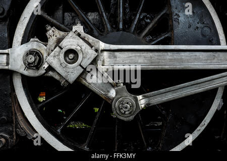 Une photographie montrant vue rapprochée de locomotive vintage roues d'entraînement et les arbres d Banque D'Images