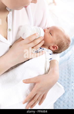 Bébé nourri au biberon. Une femme nourrit un nouveau-né avec une bouteille de lait modifié. Mère est l'alimentation de bébé nouveau-né Banque D'Images