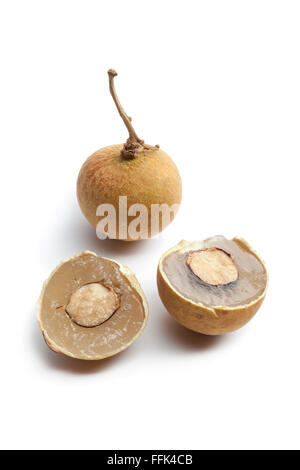 Ensemble et partielle des longanes frais fruit isolé sur fond blanc Banque D'Images