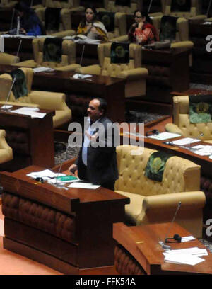 Leader de l'opposition à l'Assemblée du Sindh Khawaja Jitsehar -ul- Hassan exprimant son point de vue au cours de la session (président) par Agha Siraj Durrani, tenue le lundi 15 février 2016 à Karachi. Banque D'Images