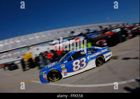 Daytona Beach, FL, USA. Feb 13, 2016. Daytona Beach, FL - Dec 13, 2016 : Michael Waltrip (83) sort du garage à la pratique pour le Daytona 500 à la Daytona International Speedway de Daytona Beach, FL. © csm/Alamy Live News Banque D'Images