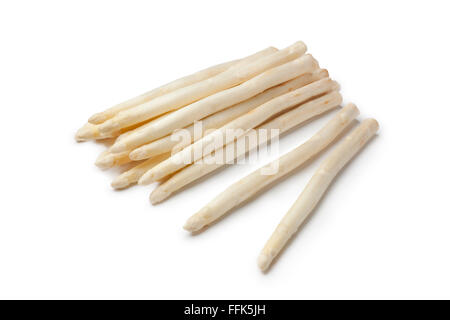 Les tiges d'asperges blanches fraîches sur fond blanc Banque D'Images