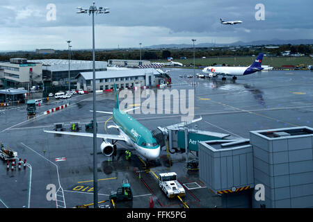 Aer Lingus avions stationnés sur le tarmac de l'aéroport de Dublin, République d'Irlande, Europe. Banque D'Images