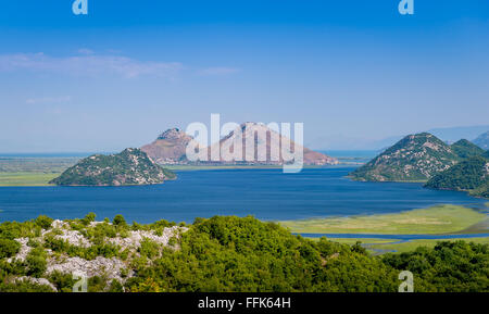 Le paysage du parc national du lac de Skadar. Lac, rivière Crnojevica et belles montagnes du Monténégro. Banque D'Images