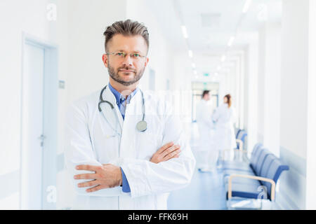 Portrait of doctor in hospital corridor Banque D'Images