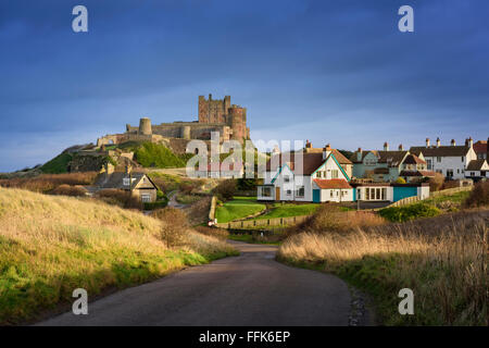 Village et château de Bamburgh Banque D'Images