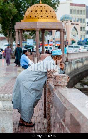 Un homme donne sur la mer de la Corniche (Promenade) Muscat, Sultanat d'Oman Banque D'Images