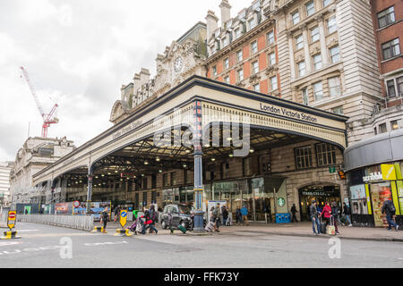 Les touristes arrivant et regroupées autour de la gare Victoria à Londres, Royaume-Uni Banque D'Images