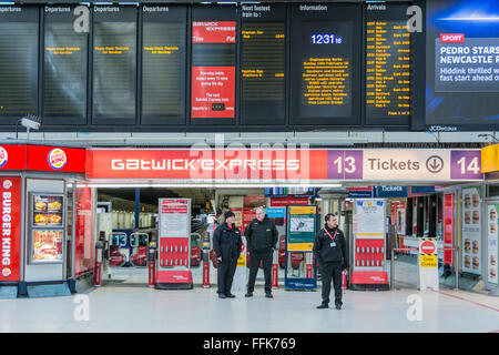 - Gatwick Express à la gare Victoria de Londres est un centre de Londres Londres et terminus ferroviaire complexe souterrain Banque D'Images