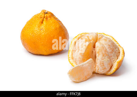 Ensemble et partielle des fruits pelés ugli isolé sur fond blanc Banque D'Images