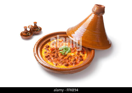 Tajine marocain traditionnel avec des œufs et de la viande hachée sur fond blanc Banque D'Images