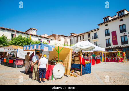 Marché aux puces médiévale sur la place principale au cours Fête de la cerise. Covarrubias, province de Burgos, Castille Leon, Espagne. Banque D'Images