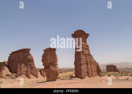 Photographie de formations rocheuses appelées El Totem et La Torre au Parc national Talampaya en Argentine. Banque D'Images
