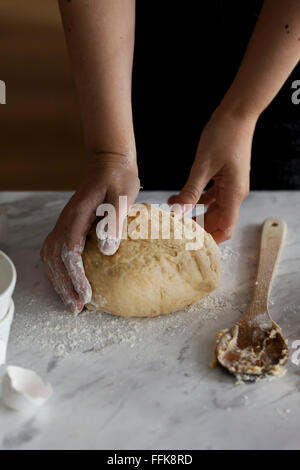 Pétrir la pâte à pain, les mains Banque D'Images
