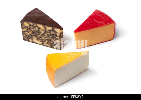 Trois pièces de différents types de fromages, sur fond blanc Banque D'Images