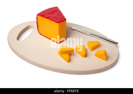 Morceau de fromage cheddar sur une planche en bois sur fond blanc Banque D'Images