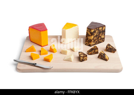 Assiette de fromages avec trois pièces de différents types de fromages, sur fond blanc Banque D'Images