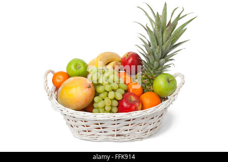 Panier blanc avec une variété de fruits frais sur fond blanc Banque D'Images