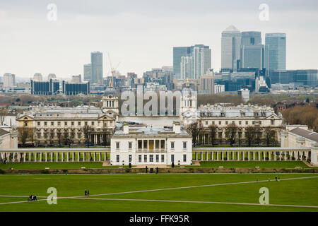 Vue depuis le Parc de Greenwich vers le National Maritime Museum, le Docklands et Canary Wharf, London, England, UK Banque D'Images