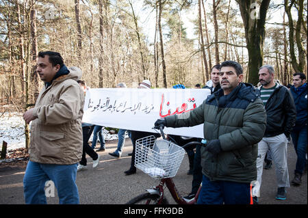 Nimègue, aux Pays-Bas. Feb 15, 2016. Environ 150 réfugiés de la Camp Heumensoord à Nijmegen sont descendus dans la rue à nouveau. Le groupe veut protester contre les conditions dans le camp qui est situé dans la forêt. Les manifestants à pied sous escorte policière, du camp à la ville. Trois résidents du camp ont eu un entretien avec le maire Hubert Bruls. Credit : Romy Arroyo Fernandez/Alamy Live News. Banque D'Images