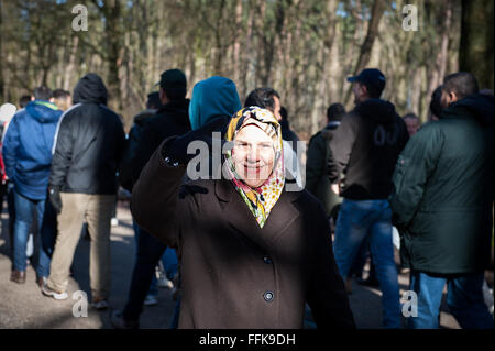 Nimègue, aux Pays-Bas. Feb 15, 2016. Environ 150 réfugiés de la Camp Heumensoord à Nijmegen sont descendus dans la rue à nouveau. Le groupe veut protester contre les conditions dans le camp qui est situé dans la forêt. Les manifestants à pied sous escorte policière, du camp à la ville. Trois résidents du camp ont eu un entretien avec le maire Hubert Bruls. Credit : Romy Arroyo Fernandez/Alamy Live News. Banque D'Images