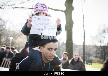 Nimègue, aux Pays-Bas. Feb 15, 2016. Environ 150 réfugiés de la Camp Heumensoord à Nijmegen sont descendus dans la rue à nouveau. Le groupe veut protester contre les conditions dans le camp qui est situé dans la forêt. Les manifestants à pied sous escorte policière, du camp à la ville. Trois résidents du camp ont eu un entretien avec le maire Hubert Bruls. Credit : Romy Arroyo Fernandez/Alamy Live News. Banque D'Images