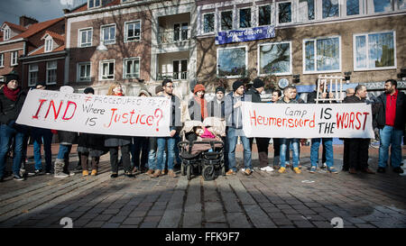 Nimègue, aux Pays-Bas. Feb 15, 2016. Environ 150 réfugiés de la Camp Heumensoord à Nijmegen sont descendus dans la rue à nouveau. Le groupe veut protester contre les conditions dans le camp qui est situé dans la forêt. Les manifestants à pied sous escorte policière, du camp à la ville. Trois résidents du camp ont eu un entretien avec le maire Hubert Bruls. Credit : Romy Arroyo Fernandez/Alamy Live News. Banque D'Images