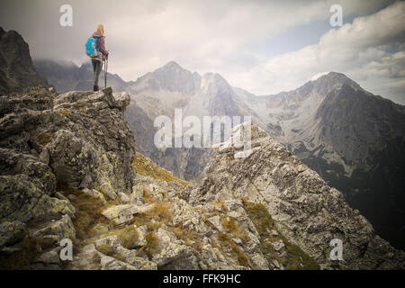 Aventure femme randonneur sur sommet de montagne Banque D'Images