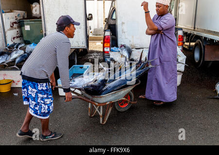 Déchargement de poisson frais du marché aux poissons, Muttrah, Muscat, Sultanat d'Oman Banque D'Images