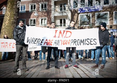 Nimègue, aux Pays-Bas. Feb 15, 2016. Environ 150 réfugiés de la Camp Heumensoord à Nijmegen sont descendus dans la rue à nouveau. Le groupe veut protester contre les conditions dans le camp qui est situé dans la forêt. Les manifestants à pied sous escorte policière, du camp à la ville. Trois résidents du camp ont eu un entretien avec le maire Hubert Bruls. Credit : Romy Arroyo Fernandez/Alamy Live News. Banque D'Images