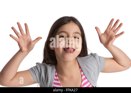 Fillette de huit ans faire des grimaces sur fond blanc Banque D'Images