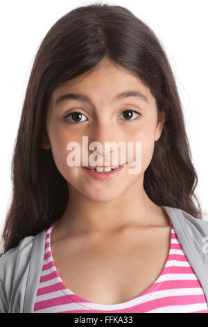 Portrait d'une fillette de huit ans sur fond blanc Banque D'Images