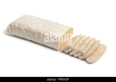 Tempeh frais avec des tranches sur fond blanc Banque D'Images