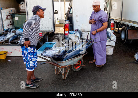 Déchargement de poisson frais du marché aux poissons, Muttrah, Muscat, Sultanat d'Oman Banque D'Images