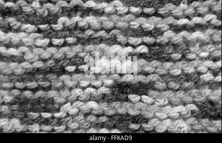 Close-up de lignes horizontales de garter stitch en laine multicolore comme un abstract background texture - traitement monochrome Banque D'Images