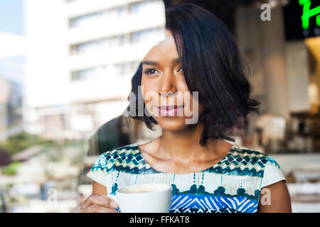 Mixed Race woman prend une pause-café Banque D'Images