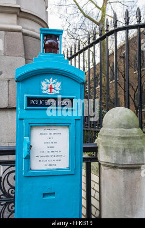 Un appel public de police désaffecté téléphone bleu fort près de Postman's Park dans la ville de London England UK Banque D'Images