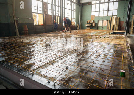 Assembler les travailleurs les diverses composantes de la conception modulaire du boîtier dans une usine dans le Brooklyn Navy Yard, à New York, le jeudi 11 février, 2016. En raison de la hausse des loyers et de la nécessité d'un espace spécialisé l'usine va fermer après après ce travail, le logement pour le développement de Spring Creek Néhémie. Steiner Studios, un autre locataire à la Brooklyn Navy Yard sera prise en charge de l'espace. (© Richard B. Levine) Banque D'Images