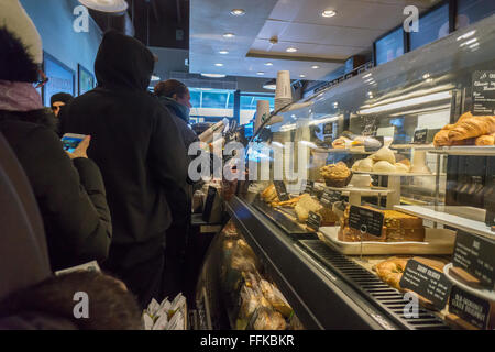 Les clients d'un Starbucks dans le Queens à New York, le samedi 13 février, 2016. (© Richard B. Levine) Banque D'Images