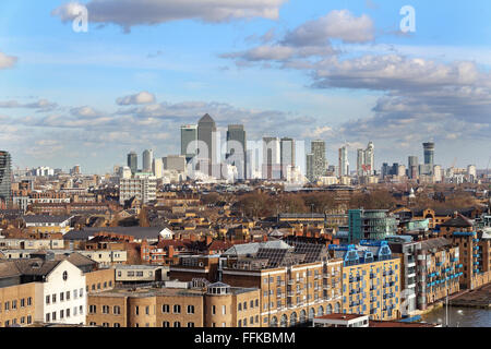 Vue sur les toits de Londres à Canary Wharf au loin Banque D'Images