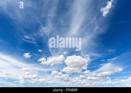 Beaux nuages sur un ciel bleu. Banque D'Images