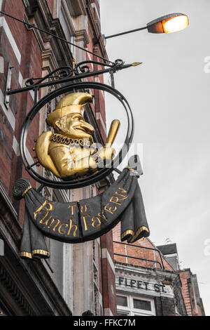 Un Golden Mr Punch signe devant le Punch Tavern sur Fleet Street, Londres, UK Banque D'Images