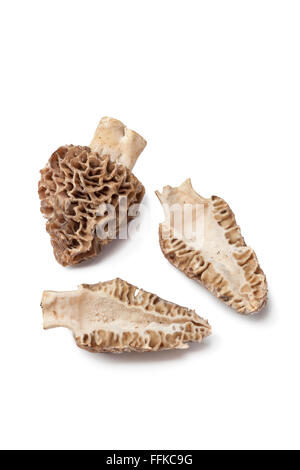 Ensemble et la moitié des morilles brut sur fond blanc Banque D'Images