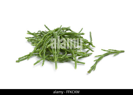 Tas de tiges de Samphire fraîche sur fond blanc Banque D'Images