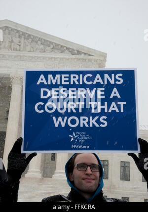 Washington, DC, USA. 15 Février, 2016. Un membre de la population pour l'American Way organiser une veillée silencieuse dans la neige à la Cour suprême des États-Unis. Credit : Patsy Lynch/Alamy Live News Banque D'Images