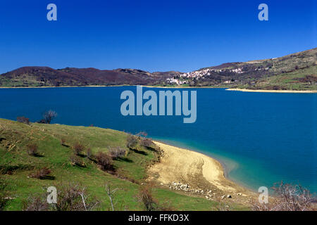 Italie, Abruzzes, Gran Sasso e Monti della Laga Parc National, lac et village de Camposto Banque D'Images