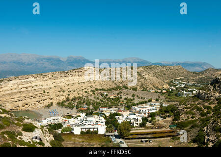 Spanien, Kreta, Blick auf den Küstenort Matala und den Strand an den Höhlen Banque D'Images
