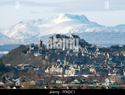 15 février 2016. Le Château de Stirling et ville de Stirling, Écosse avec la montagne couverte de neige (Stuc a Chroin ) à distance. Banque D'Images