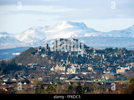 15 février 2016. Le Château de Stirling et ville de Stirling, Écosse avec la montagne couverte de neige (Stuc a Chroin ) à distance. Banque D'Images