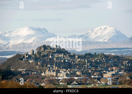 15 février 2016. Le Château de Stirling et ville de Stirling, Ecosse avec stuc couvert de neige et une Chroin Ben Vorlich à distance. Banque D'Images